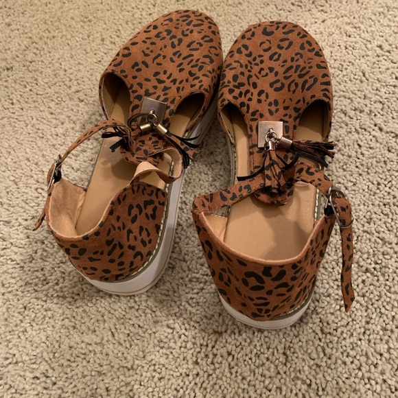 (NWOT) Cheetah Pattern Sandals - Picture 4 of 8
